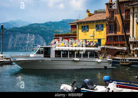 Malcesine ist eine der schönen Städte an diesem See in Norditalien. Die prominenteste Sehenswürdigkeit ist das Schloss und seine schönen und sicheren Hafen Stockfoto