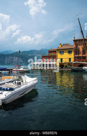 Malcesine ist eine der schönen Städte an diesem See in Norditalien. Die prominenteste Sehenswürdigkeit ist das Schloss und seine schönen und sicheren Hafen Stockfoto