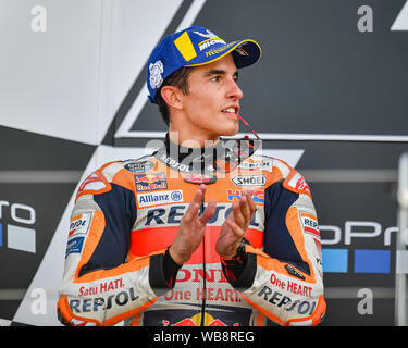 Towcester, UK. 25 Aug, 2019. Marc Marquez (SPA) von Repsol Honda Team bei der Präsentation nach dem Sonntag Rennen von GoPro Britischen Grand Prix in Silverstone am Sonntag, 25. August 2019 in TOWCESTER, ENGLAND. Credit: Taka G Wu/Alamy leben Nachrichten Stockfoto