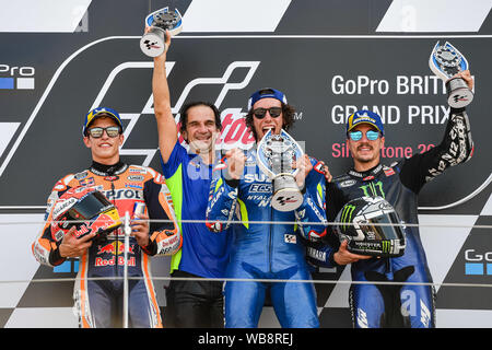 Towcester, UK. 25 Aug, 2019. Der Sieger Alex Rins (SPA) von Team SUZUKI ECSTAR (Mitte), den zweiten Platz Marc Marquez (SPA) von Repsol Honda Team (links) und Maverick Vinales (SPA) von Monster Energy Yamaha MotoGP (3.Platz, rechts) des Gewinners Präsentation nach der Sonntag Rennen von GoPro Britischen Grand Prix in Silverstone am Sonntag, 25. August 2019 in TOWCESTER, ENGLAND. Credit: Taka G Wu/Alamy leben Nachrichten Stockfoto