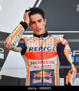 Towcester, UK. 25 Aug, 2019. Marc Marquez (SPA) von Repsol Honda Team bei der Präsentation der Sieger nach der Sonntag Rennen von GoPro Britischen Grand Prix in Silverstone am Sonntag, 25. August 2019 in TOWCESTER, ENGLAND. Credit: Taka G Wu/Alamy leben Nachrichten Stockfoto