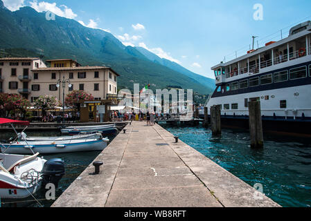 Malcesine ist eine der schönen Städte an diesem See in Norditalien. Die prominenteste Sehenswürdigkeit ist das Schloss und seine schönen und sicheren Hafen Stockfoto