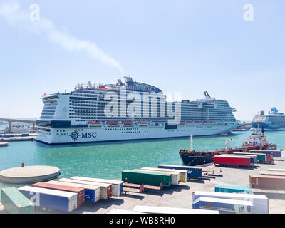 BARCELONA, Spanien - 9. AUGUST 2019: MSC Bellissima Kreuzfahrtschiff im Hafen von Barcelona Stockfoto