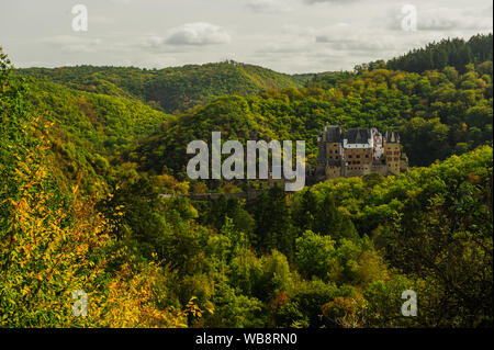 Schönen Herbst Eindruck von der berühmten Burg Eltz mit seiner beeindruckenden mittelalterlichen Gebäuden Stockfoto