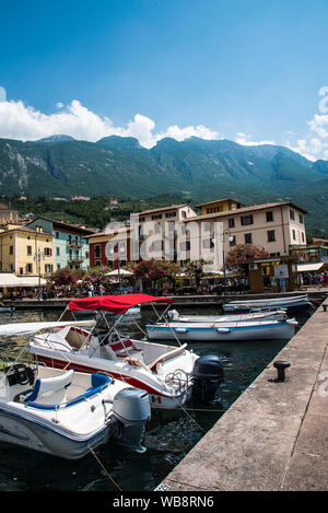 Malcesine ist eine der schönen Städte an diesem See in Norditalien. Die prominenteste Sehenswürdigkeit ist das Schloss und seine schönen und sicheren Hafen Stockfoto