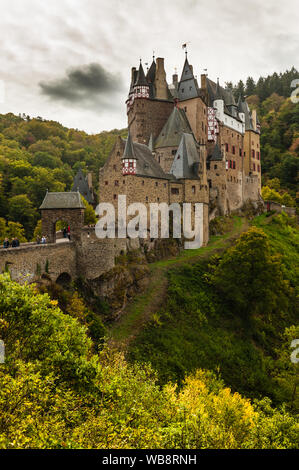 Schönen Herbst Eindruck von der berühmten Burg Eltz mit seiner beeindruckenden mittelalterlichen Gebäuden Stockfoto