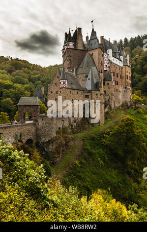 Schönen Herbst Eindruck von der berühmten Burg Eltz mit seiner beeindruckenden mittelalterlichen Gebäuden Stockfoto