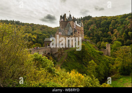 Schönen Herbst Eindruck von der berühmten Burg Eltz mit seiner beeindruckenden mittelalterlichen Gebäuden Stockfoto