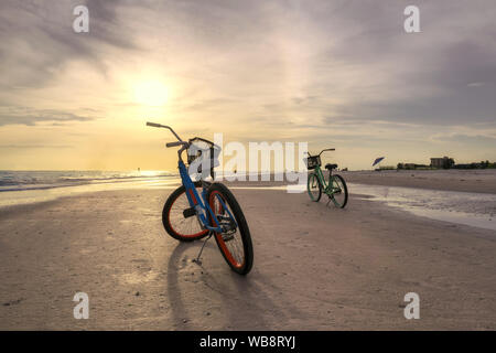 Fahrrad am Strand bei Sonnenuntergang in Siesta Key Beach, Sarasota, Florida Stockfoto