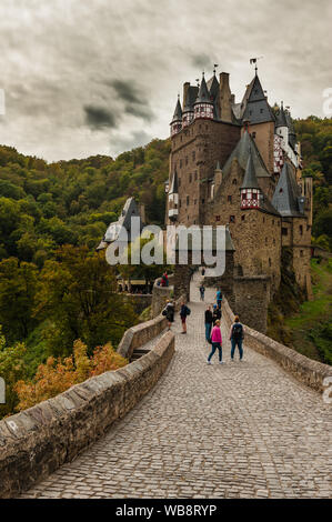 Schönen Herbst Eindruck von der berühmten Burg Eltz mit seiner beeindruckenden mittelalterlichen Gebäuden Stockfoto