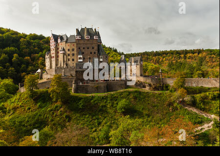 Schönen Herbst Eindruck von der berühmten Burg Eltz mit seiner beeindruckenden mittelalterlichen Gebäuden Stockfoto