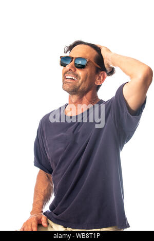 Gesunde, männliche, und glücklich im mittleren Alter Mann smileing während Gefühl schöner Tragekomfort Reflektierende Sonnenbrillen in High-key-Hintergrund. Stockfoto