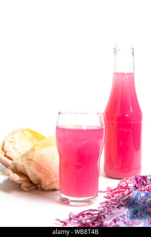 Lila Sauerkraut Saft in ein Glas auf Weiß Stockfoto