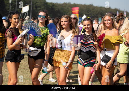 Leeds, Großbritannien. 25. August 2019. Warme Sonnenschein als der Gast genießt den dritten Tag an der Leeds Festival, UK. Credit: Andy Gallagher/Alamy leben Nachrichten Stockfoto