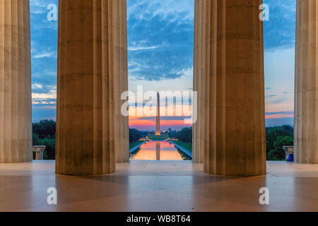 Washington Monument und einen reflektierenden Pool von Lincoln Memorial in Washington, D.C.