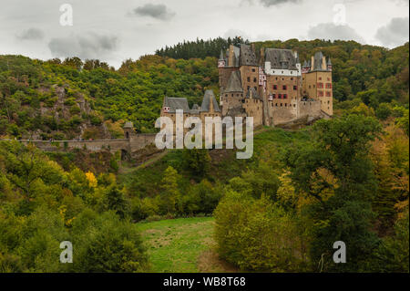 Schönen Herbst Eindruck von der berühmten Burg Eltz mit seiner beeindruckenden mittelalterlichen Gebäuden Stockfoto