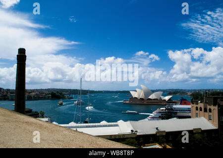 Sydney Opera House mit Fähren im Vordergrund, von der Harbour Bridge genommen Stockfoto