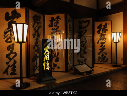 Beeindruckende Kalligraphie mit handschriftlichen Kanji in Ryoan-ji-Tempel in Kyoto, Japan Stockfoto