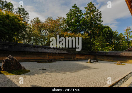 Berühmte trockene Landschaft mit einer Gruppe von Felsen in einem Steingarten in berühmten Ryoan-ji-Tempel in Kyoto, Japan Stockfoto