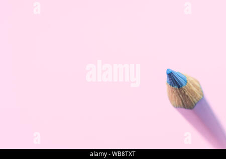 Blau Holz Bleistift extreme Close up mit Kopie Raum Stockfoto