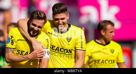 Utrecht, Niederlande. 25 Aug, 2019. UTRECHT, FC Utrecht VVV Venlo, 25-08-2019, Fußball, niederländischen Eredivisie, Saison 2019-2020, Stadion de Galgenwaard, VVV Venlo Spieler Nils Roseler (L), VVV Venlo Spieler Danny Post (M) und VVV Venlo player Lee Cattermole (R) feiern den Sieg nach dem Spiel des FC Utrecht - VVV Venlo Credit: Pro Schüsse/Alamy leben Nachrichten Stockfoto