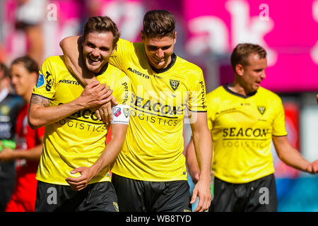 Utrecht, Niederlande. 25 Aug, 2019. UTRECHT, FC Utrecht VVV Venlo, 25-08-2019, Fußball, niederländischen Eredivisie, Saison 2019-2020, Stadion de Galgenwaard, VVV Venlo Spieler Nils Roseler (L), VVV Venlo Spieler Danny Post (M) und VVV Venlo player Lee Cattermole (R) feiern den Sieg nach dem Spiel des FC Utrecht - VVV Venlo Credit: Pro Schüsse/Alamy leben Nachrichten Stockfoto