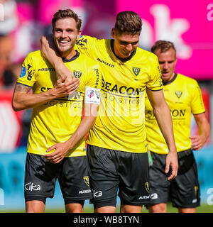 Utrecht, Niederlande. 25 Aug, 2019. UTRECHT, FC Utrecht VVV Venlo, 25-08-2019, Fußball, niederländischen Eredivisie, Saison 2019-2020, Stadion de Galgenwaard, VVV Venlo Spieler Nils Roseler (L), VVV Venlo Spieler Danny Post (M) und VVV Venlo player Lee Cattermole (R) feiern den Sieg nach dem Spiel des FC Utrecht - VVV Venlo Credit: Pro Schüsse/Alamy leben Nachrichten Stockfoto