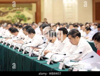 Peking, China. 25 Aug, 2019. Chinesischen Staatsrat Wang Yong beantwortet Fragen während einer gemeinsamen Untersuchung treffen auf Wasserverschmutzung in der Großen Halle des Volkes in Peking, der Hauptstadt von China, Nov. 25, 2019. China's Top Gesetzgebung am Sonntag eine gemeinsame Anfrage in einen Bericht über die Vollstreckung der Wasser Vermeidung und Verminderung der Umweltverschmutzung. Li Zhanshu, Vorsitzender des Nationalen Volkskongresses (NVK) Ständiger Ausschuss, nahmen an der Tagung teil und hielt eine Rede. Credit: Liu Weibing/Xinhua/Alamy leben Nachrichten Stockfoto