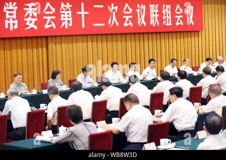 Peking, China. 25 Aug, 2019. China's Top Gesetzgebung hält eine gemeinsame Anfrage in einen Bericht über die Vollstreckung der Wasser Vermeidung und Verminderung der Umweltverschmutzung an der Großen Halle des Volkes in Peking, der Hauptstadt von China, Nov. 25, 2019. Li Zhanshu, Vorsitzender des Nationalen Volkskongresses (NVK) Ständiger Ausschuss, nahmen an der Tagung teil und hielt eine Rede. Credit: Liu Weibing/Xinhua/Alamy leben Nachrichten Stockfoto