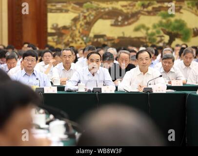 Peking, China. 25 Aug, 2019. Der Gesetzgeber fragen bei einer gemeinsamen Untersuchung treffen auf Wasserverschmutzung in der Großen Halle des Volkes in Peking, der Hauptstadt von China, Nov. 25, 2019. China's Top Gesetzgebung am Sonntag eine gemeinsame Anfrage in einen Bericht über die Vollstreckung der Wasser Vermeidung und Verminderung der Umweltverschmutzung. Li Zhanshu, Vorsitzender des Nationalen Volkskongresses (NVK) Ständiger Ausschuss, nahmen an der Tagung teil und hielt eine Rede. Credit: Liu Weibing/Xinhua/Alamy leben Nachrichten Stockfoto