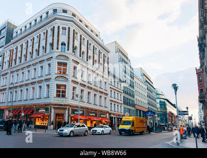 Berlin, Deutschland - Dezember 8, 2017: Blick auf die Straße mit Autos und Straße mit Menschen im Einkaufszentrum Mall im Deutschen Zentrum in Berlin in Deutschland in Europa in den Abend. Gebäude Architektur. Stockfoto