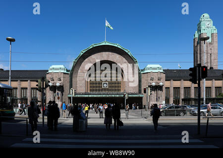 Haupteingang und Uhrturm des Hauptbahnhofs, entworfen von Eliel Saarinen, in Helsinki, Finnland Stockfoto