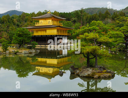 Berühmte und legendäre goldene Pavillion in Kyotos Kinkaku-ji Tempel erfasst alle Schönheit der leuchtende Holzkonstruktion mit Reflexionen im Wasser Stockfoto