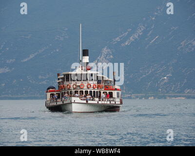 Limone sul Garda, Italien. Den Gardasee. Die historische Zanardelli sternwheeler Tretboot der Annäherung an den Pier in der Altstadt. Touristische Kreuzfahrt Stockfoto