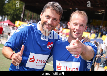 Hamburg, Deutschland. 25 Aug, 2019. Fabian Hambüchen (r), künstlerische Turnerin, und Patrick Bach, Schauspieler, an der profitieren Fußball-Spiel "Kicken mit Herz" im Stadion Hoheluft. Credit: Christian Charisius/dpa/Alamy leben Nachrichten Stockfoto