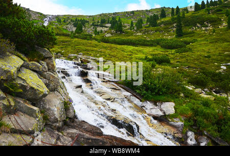 Wasserfall bei Wanderung in den Zillertaler Alpen Schlegeisspeicher (Stausee), Olperer Hütte (Hütte) Stockfoto