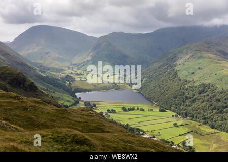 Brüder Wasser im englischen Lake District mit, in der Ferne, Rot Geröllhalden, Links, Taube Crag und Hartsop oben Wie Stockfoto