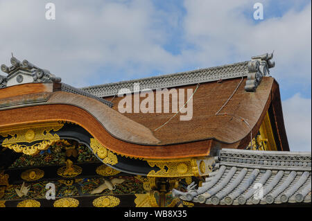 Kunstvoll und üppige Dekoration an der Pforte der Kyotos Nijo-jo Shogun schloss zeigt traditionelles ornamentalen Stil des Nikko, Japan, November 2018 Stockfoto