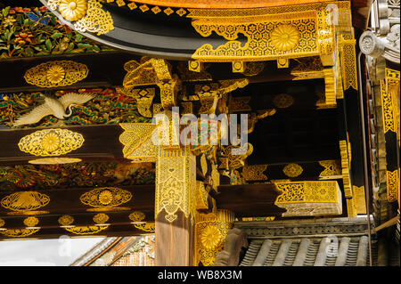 Kunstvoll und üppige Dekoration an der Pforte der Kyotos Nijo-jo Shogun schloss zeigt traditionelles ornamentalen Stil des Nikko, Japan, November 2018 Stockfoto