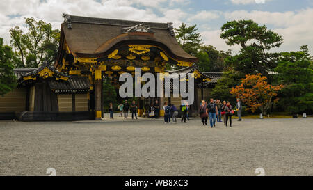 Kunstvoll und üppige Dekoration an der Pforte der Kyotos Nijo-jo Shogun schloss zeigt traditionelles ornamentalen Stil des Nikko, Japan, November 2018 Stockfoto