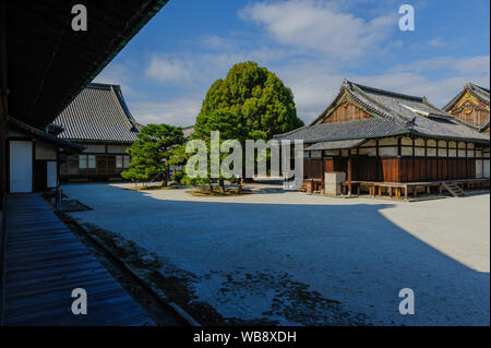 Blick auf den Innenhof des Kyotos Nijo-jo Burg des Tokugawa Shogunats, Japan, November 2018 Stockfoto