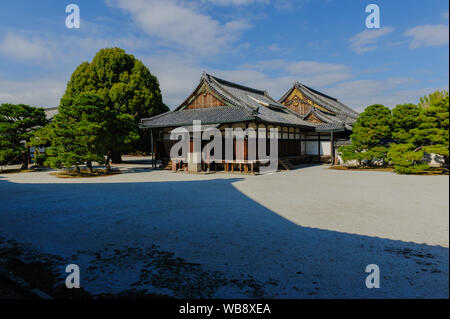 Blick auf den Innenhof des Kyotos Nijo-jo Burg des Tokugawa Shogunats, Japan, November 2018 Stockfoto