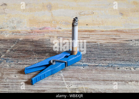 Wäscheklammer Wäscheklammer mit Zigarette Stockfotografie - Alamy
