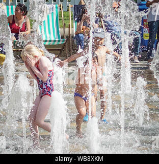 Sheffield, Großbritannien. 25 Aug, 2019. Kinder spielt in Brunnen bei den Frieden Gärten während einer warmen Sonntag. Meteorologen prognostizieren die Temperaturen bei 30 Grad Celsius in vielen Teilen in Großbritannien über die Feiertage. Credit: Yiannis Alexopoulos/SOPA Images/ZUMA Draht/Alamy leben Nachrichten Stockfoto