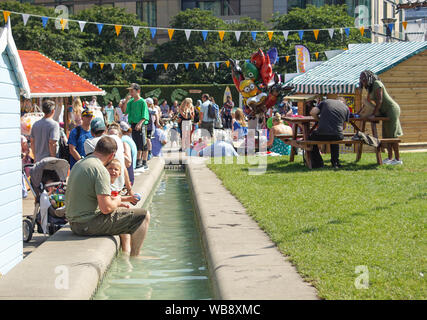 Sheffield, Großbritannien. 25 Aug, 2019. Ein Mann kühlt sich ab in einem Stream auf der Peace Gardens während einer warmen Sonntag in Sheffield. Meteorologen die Temperaturen bei 30 Grad Celsius in vielen Teilen in Großbritannien über die Feiertage prognostiziert. Credit: Yiannis Alexopoulos/SOPA Images/ZUMA Draht/Alamy leben Nachrichten Stockfoto