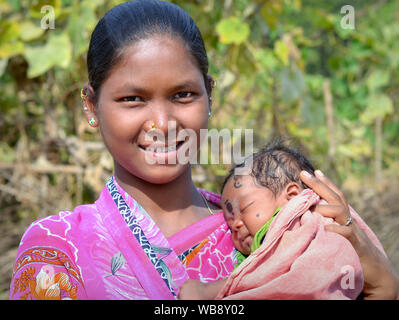 Junge indische Adivasi Frau (kuvi Kondh Stammes) und ihrem schlafenden Baby posieren für die Kamera. Stockfoto