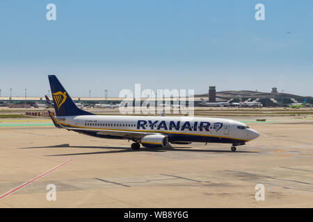 Boeing 737-800 Ryanair Flugzeug auf dem Flughafen von Barcelona, einem berühmten irischen Low-Cost-Unternehmen Stockfoto