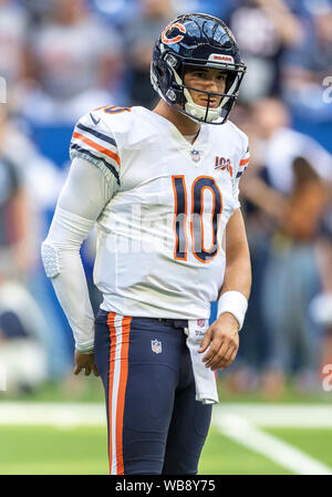 24. August 2019: Chicago Bears quarterback Mitchell Trubisky (10) während der pregame der NFL Football preseason Spiel zwischen den Chicago Bears und die Indianapolis Colts im Lucas Oil Stadium in Indianapolis, Indiana. Chicago besiegt Indianapolis 27-17. Johann Mersits/CSM. Stockfoto