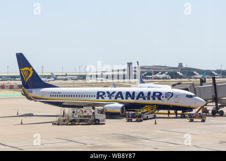 Boeing 737-800 Ryanair Flugzeug auf dem Flughafen von Barcelona, einem berühmten irischen Low-Cost-Unternehmen Stockfoto