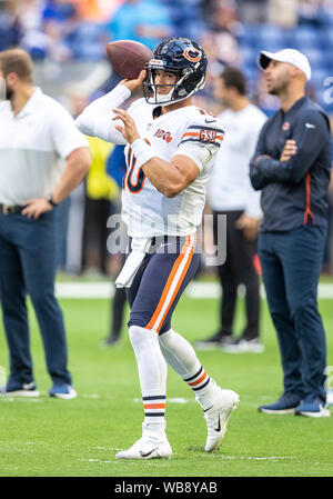 24. August 2019: Chicago Bears quarterback Mitchell Trubisky (10) während der pregame der NFL Football preseason Spiel zwischen den Chicago Bears und die Indianapolis Colts im Lucas Oil Stadium in Indianapolis, Indiana. Chicago besiegt Indianapolis 27-17. Johann Mersits/CSM. Stockfoto